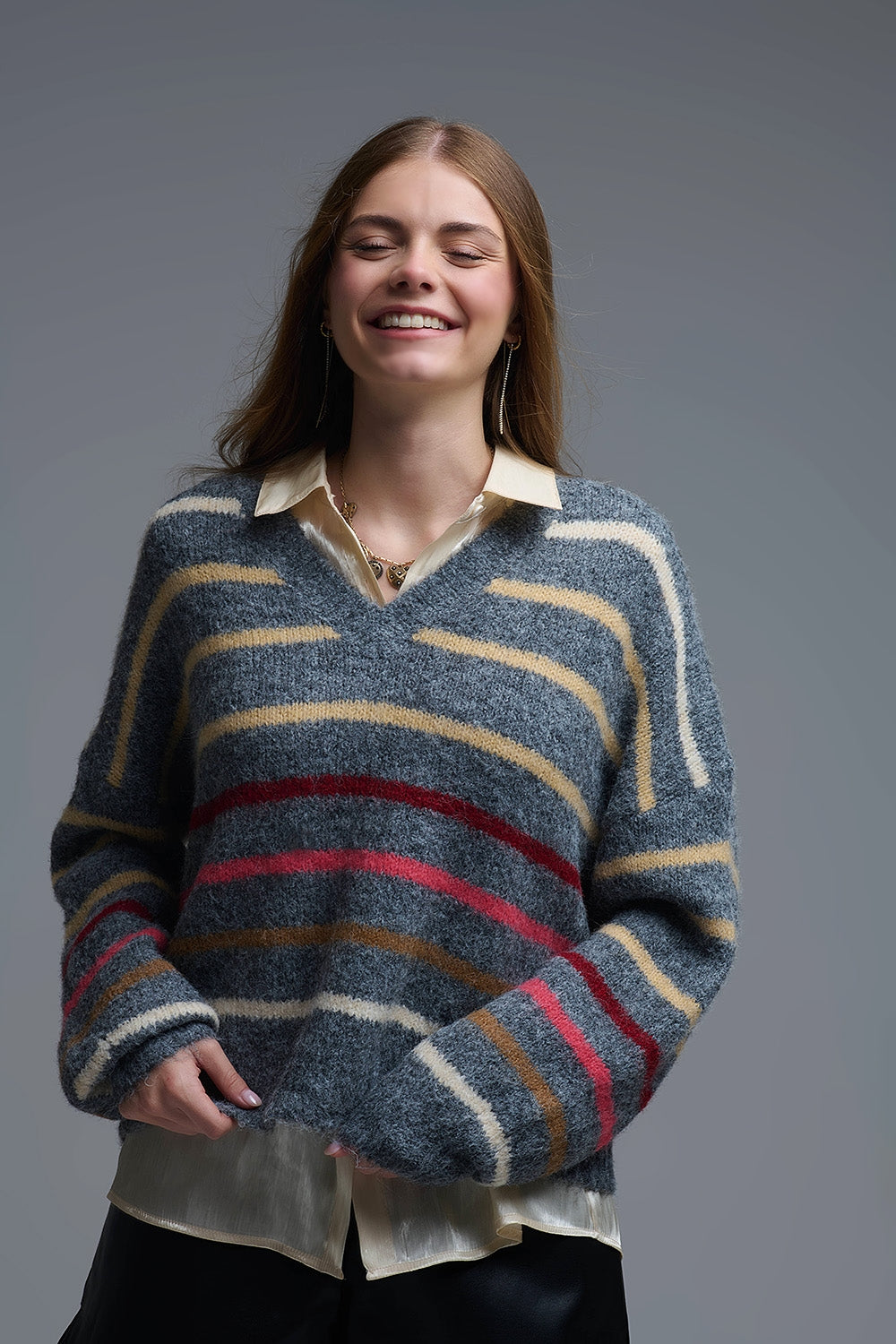 Q2 Maglione grigio oversize a righe multicolore