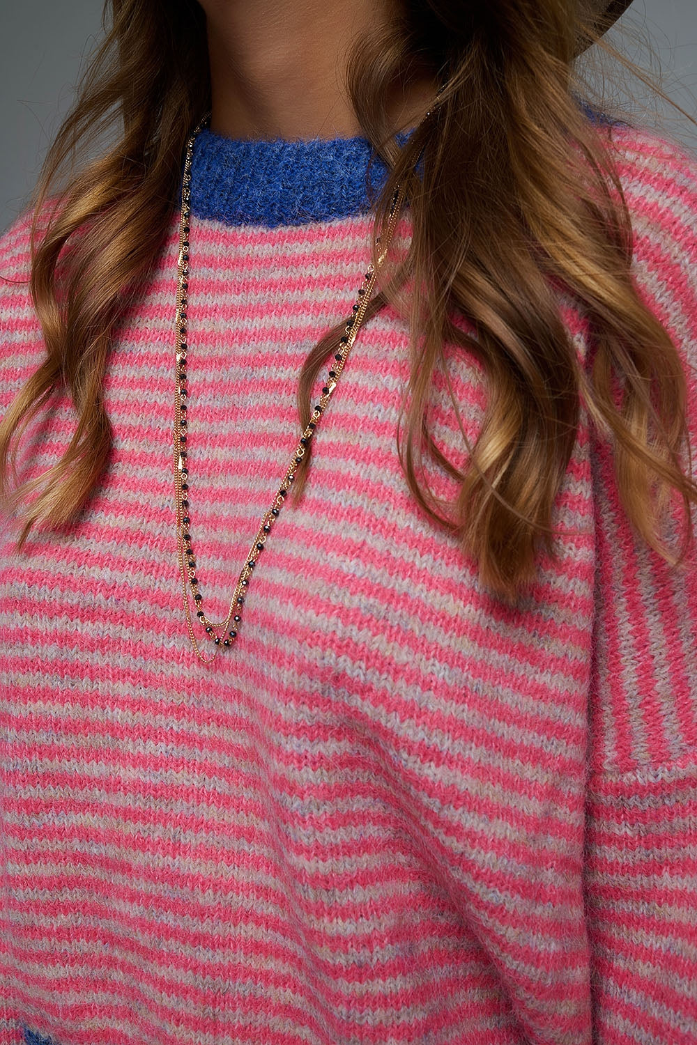 Maglione in maglia a righe vivaci con dettagli navy