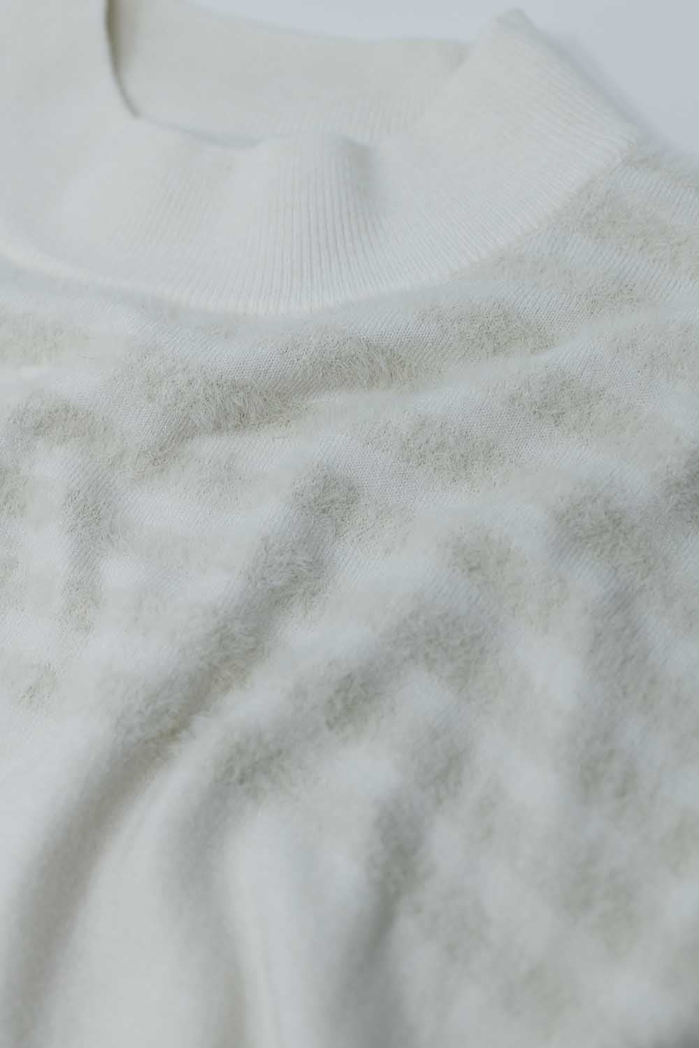 Maglione in maglia bianca con dettaglio a righe vaporose