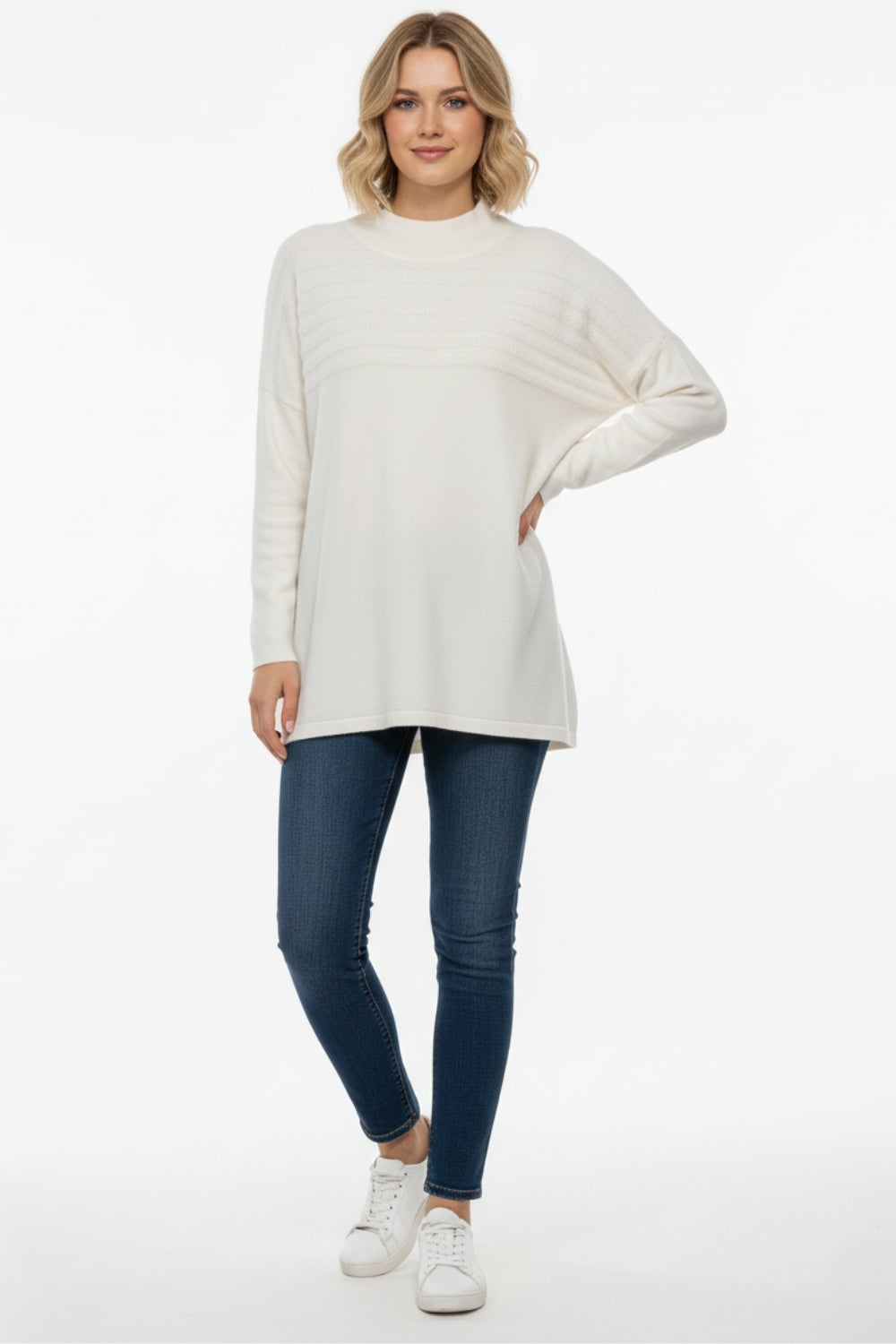 Maglione in maglia bianca con dettaglio a righe vaporose