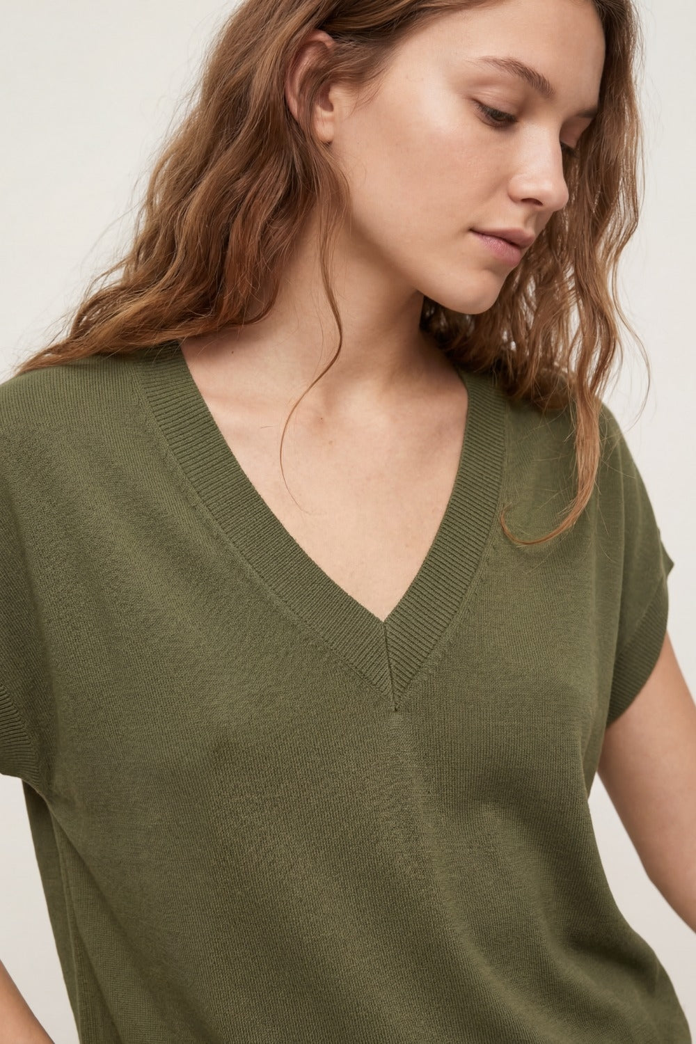 Maglione in maglia fine con scollo a V in colore kaki