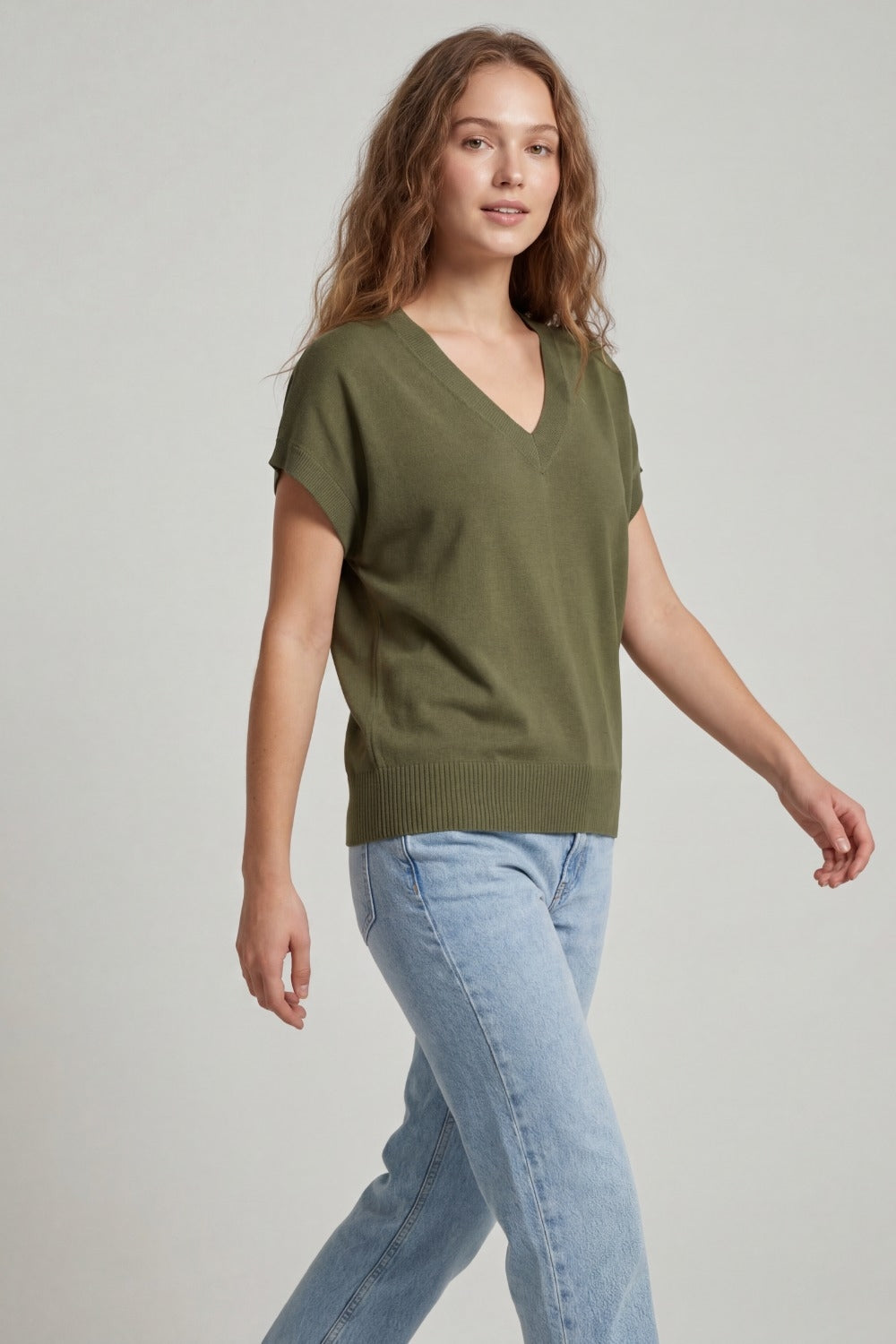 Maglione in maglia fine con scollo a V in colore kaki