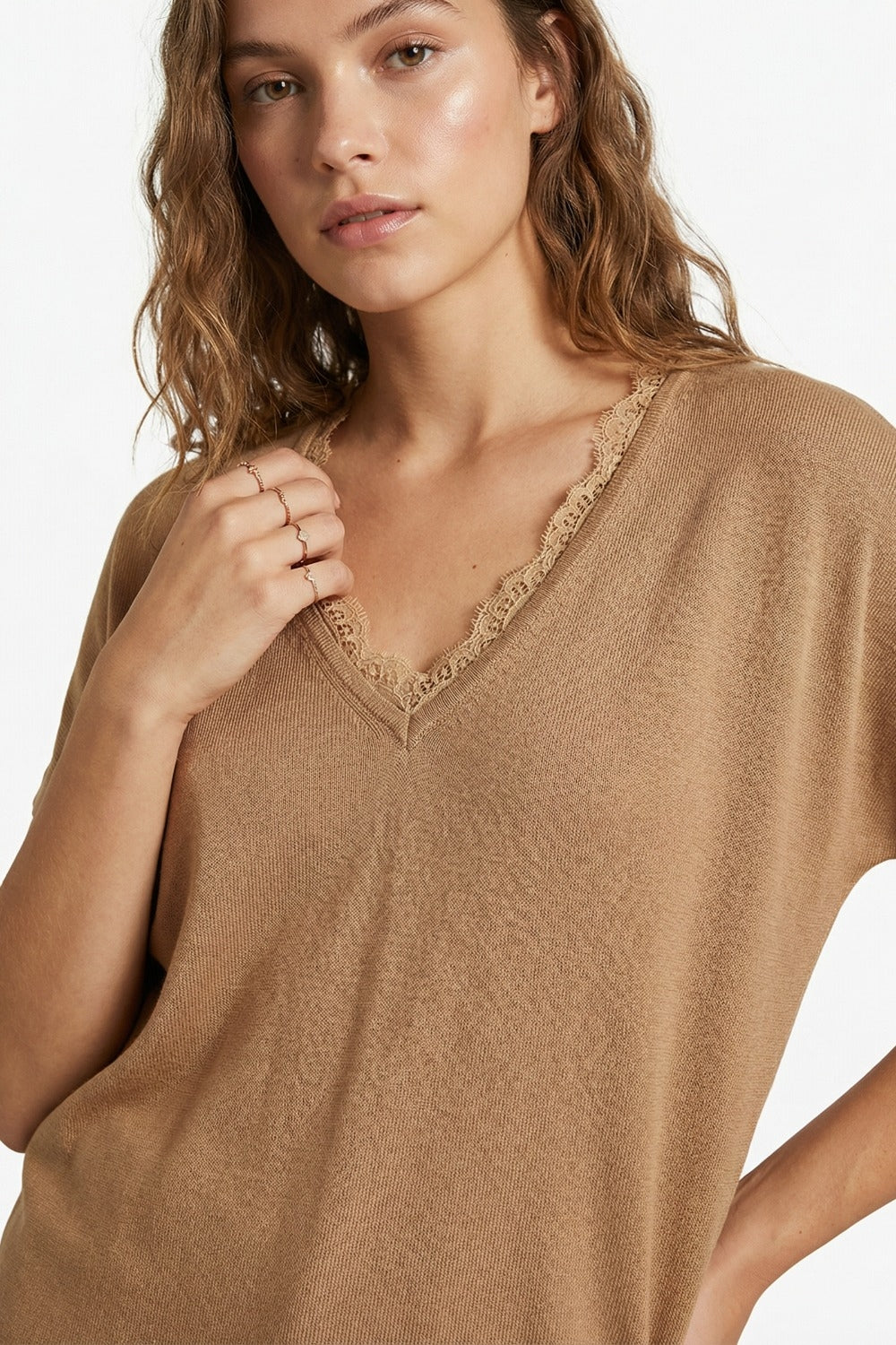 Maglione in maglia fine e morbida con scollatura a V e bordo in pizzo color cammello