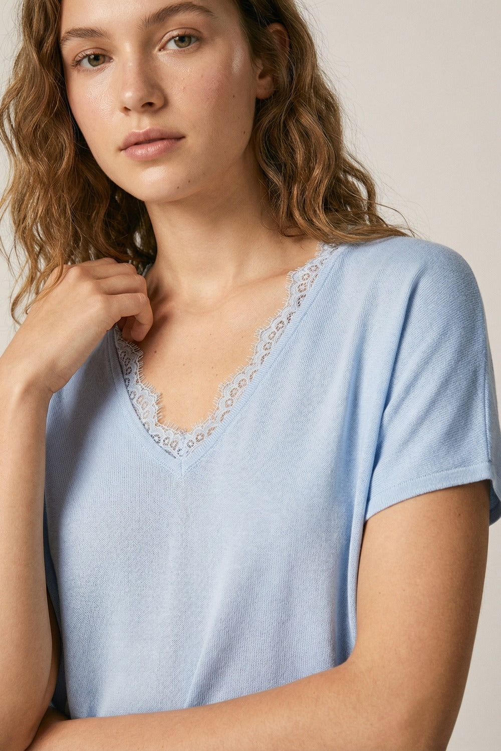 Maglione in maglia fine e morbida con scollatura a V e bordo in pizzo in azzurro baby