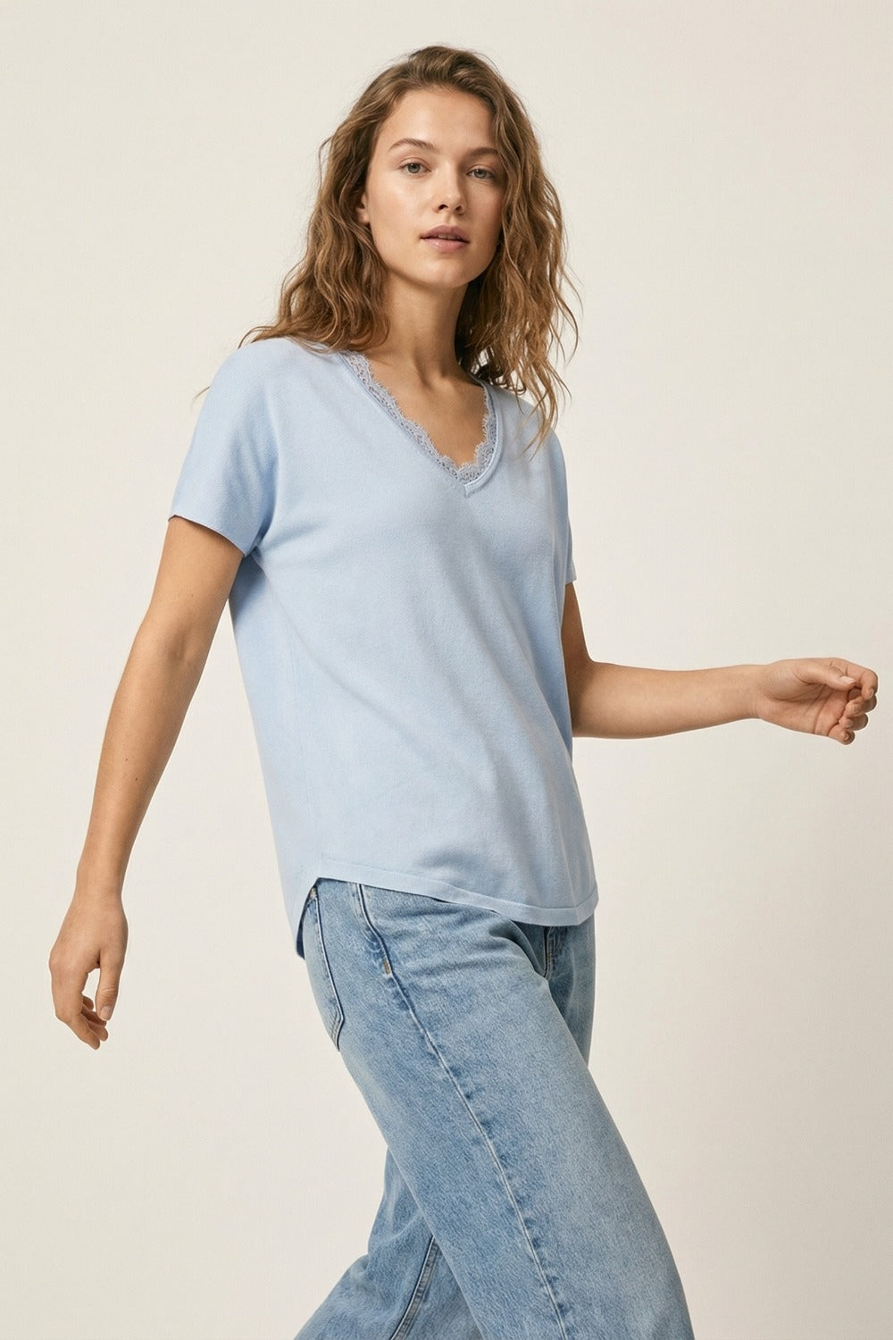 Maglione in maglia fine e morbida con scollatura a V e bordo in pizzo in azzurro baby