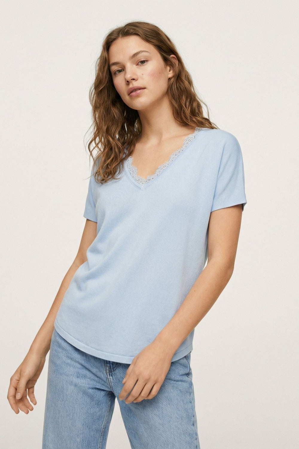 Maglione in maglia fine e morbida con scollatura a V e bordo in pizzo in azzurro baby
