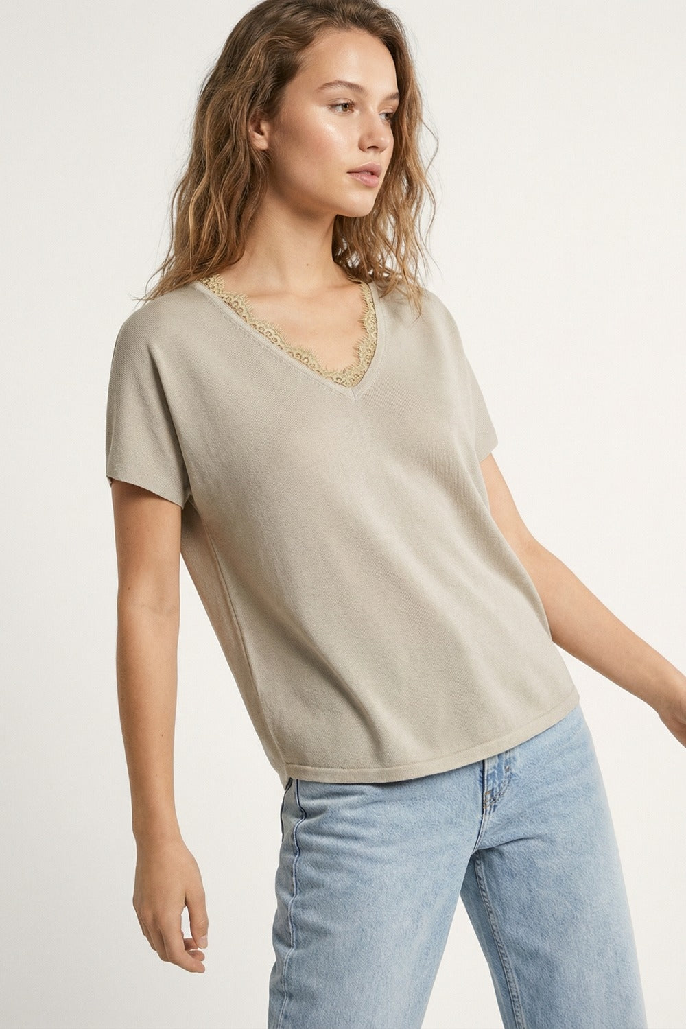 Maglione in maglia fine e morbida con scollatura a V e bordo in pizzo in beige