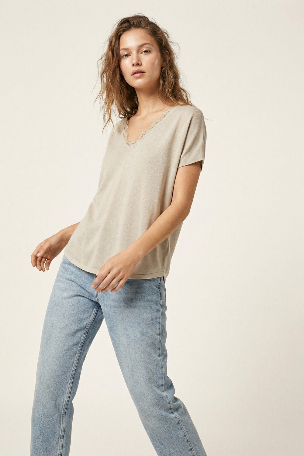 Maglione in maglia fine e morbida con scollatura a V e bordo in pizzo in beige