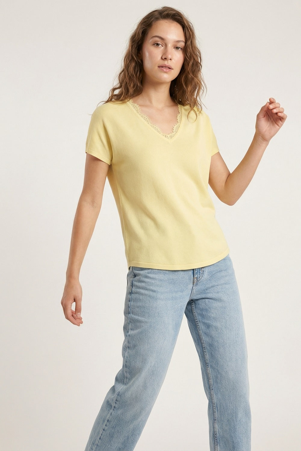 Maglione in maglia fine e morbida con scollatura a V e bordo in pizzo in giallo