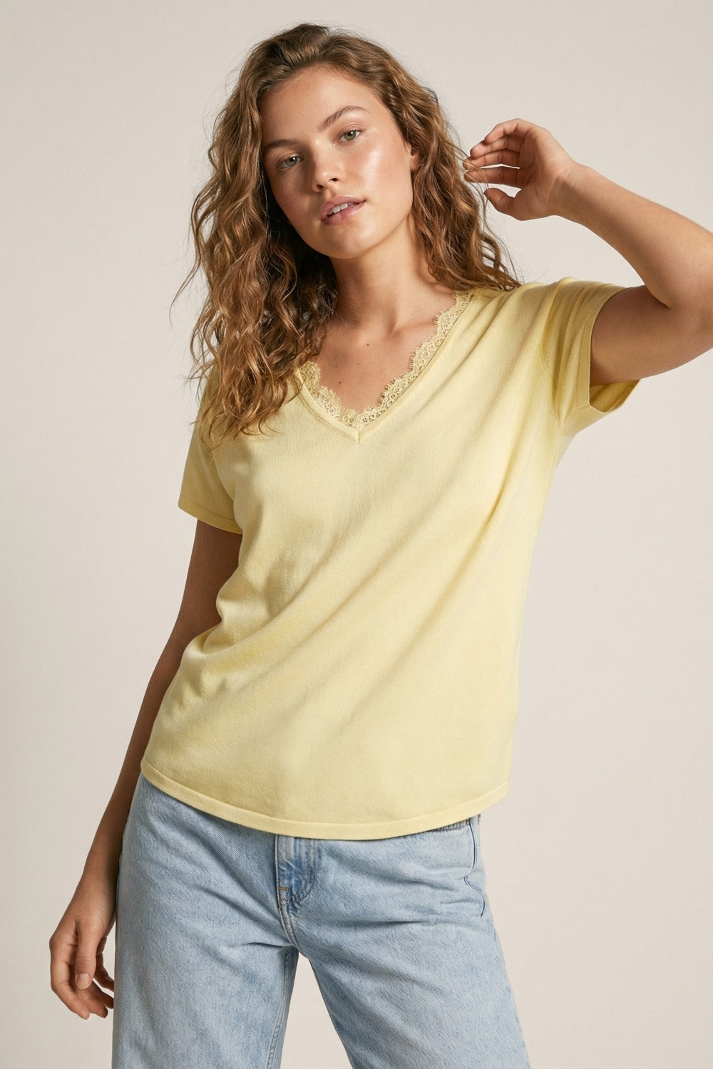 Maglione in maglia fine e morbida con scollatura a V e bordo in pizzo in giallo