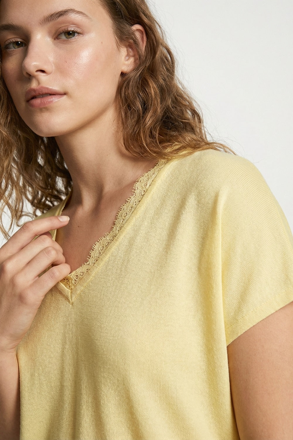 Maglione in maglia fine e morbida con scollatura a V e bordo in pizzo in giallo