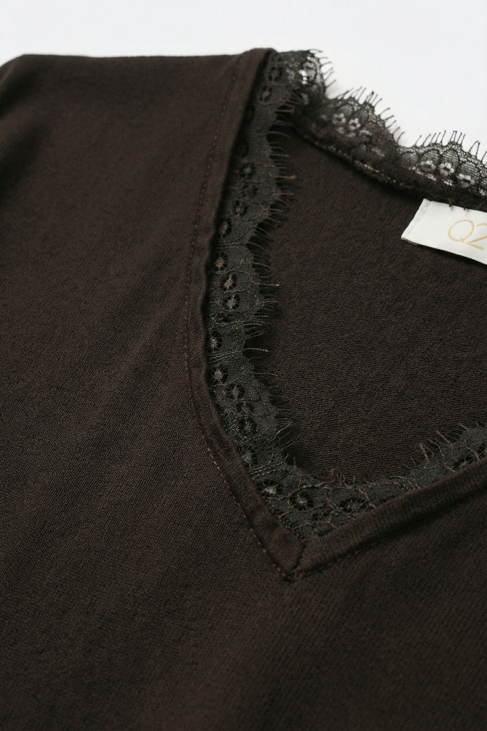 Maglione in maglia fine e morbida con scollatura a V e bordo in pizzo in marrone