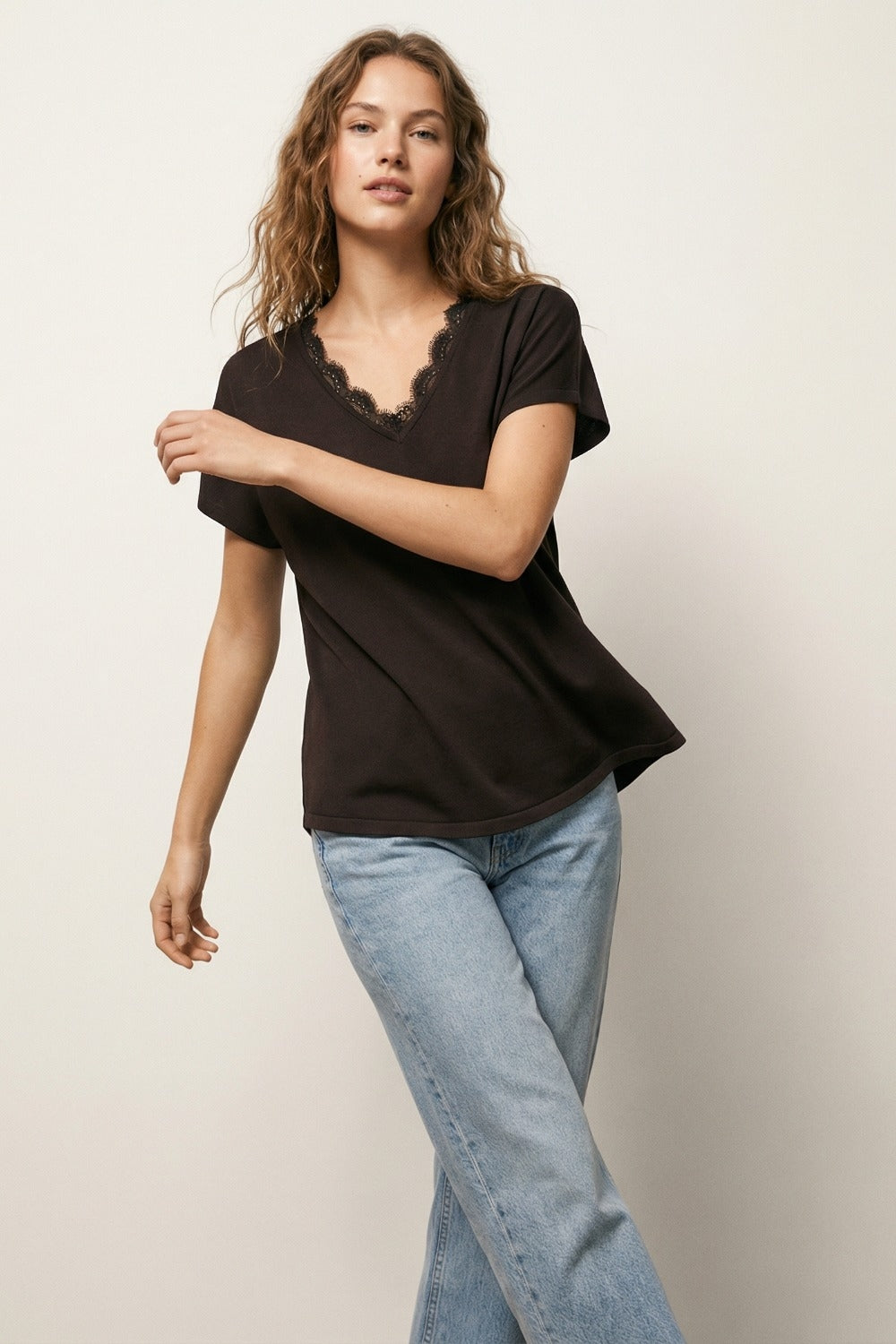 Maglione in maglia fine e morbida con scollatura a V e bordo in pizzo in marrone