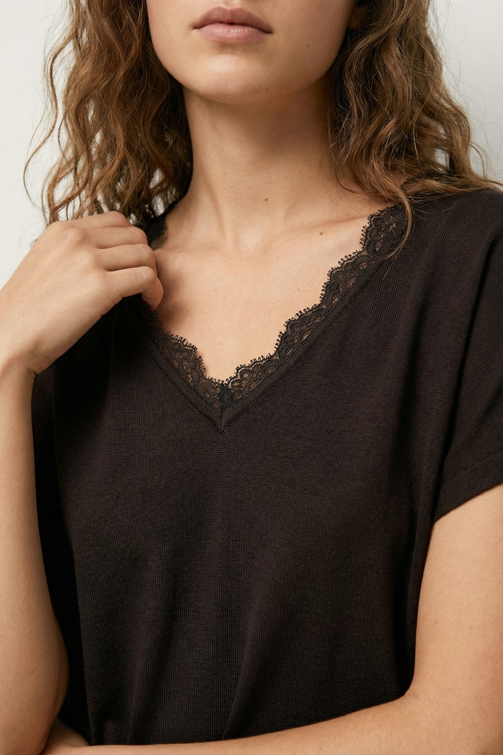 Maglione in maglia fine e morbida con scollatura a V e bordo in pizzo in marrone