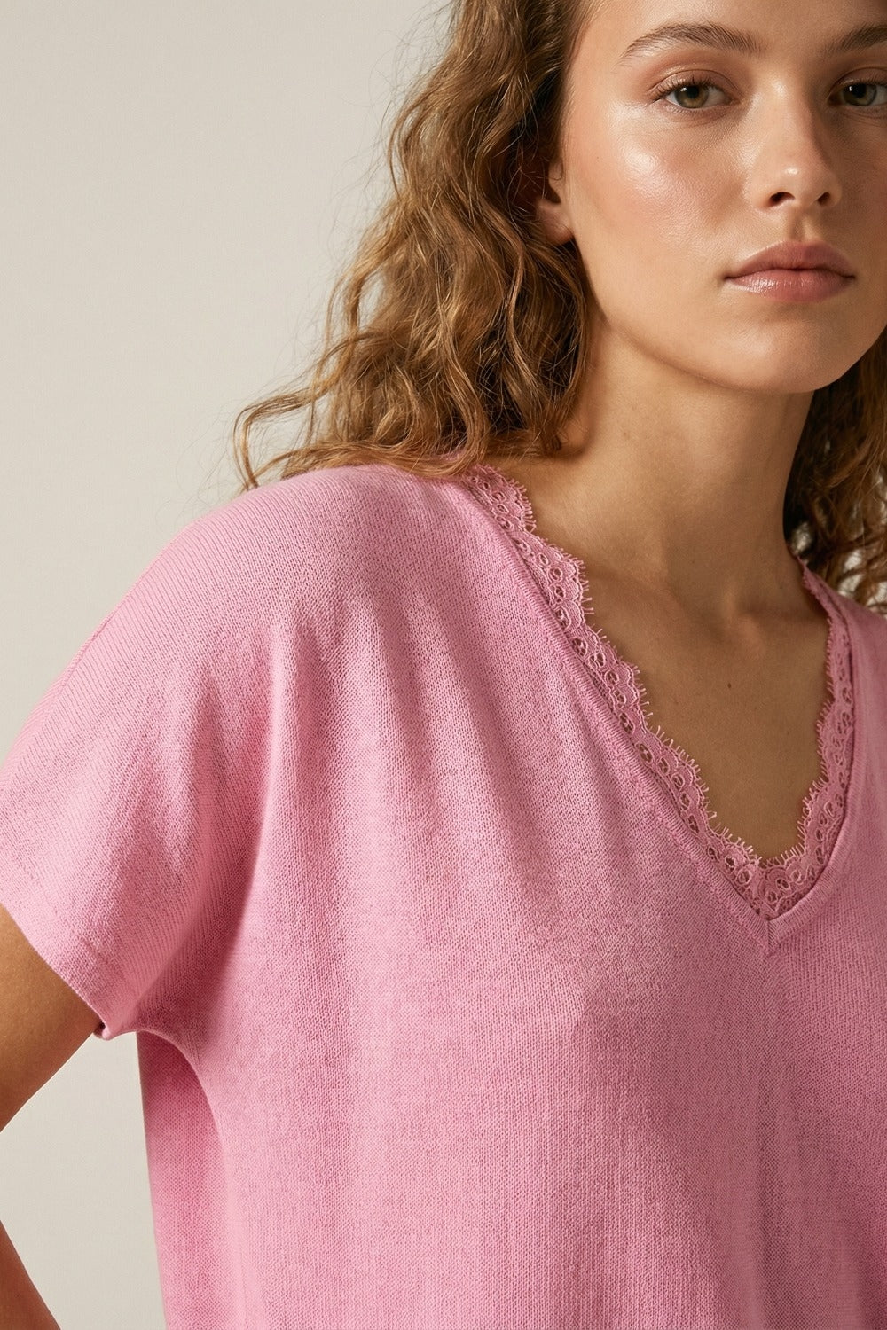 Maglione in maglia fine e morbida con scollatura a V e bordo in pizzo in rosa