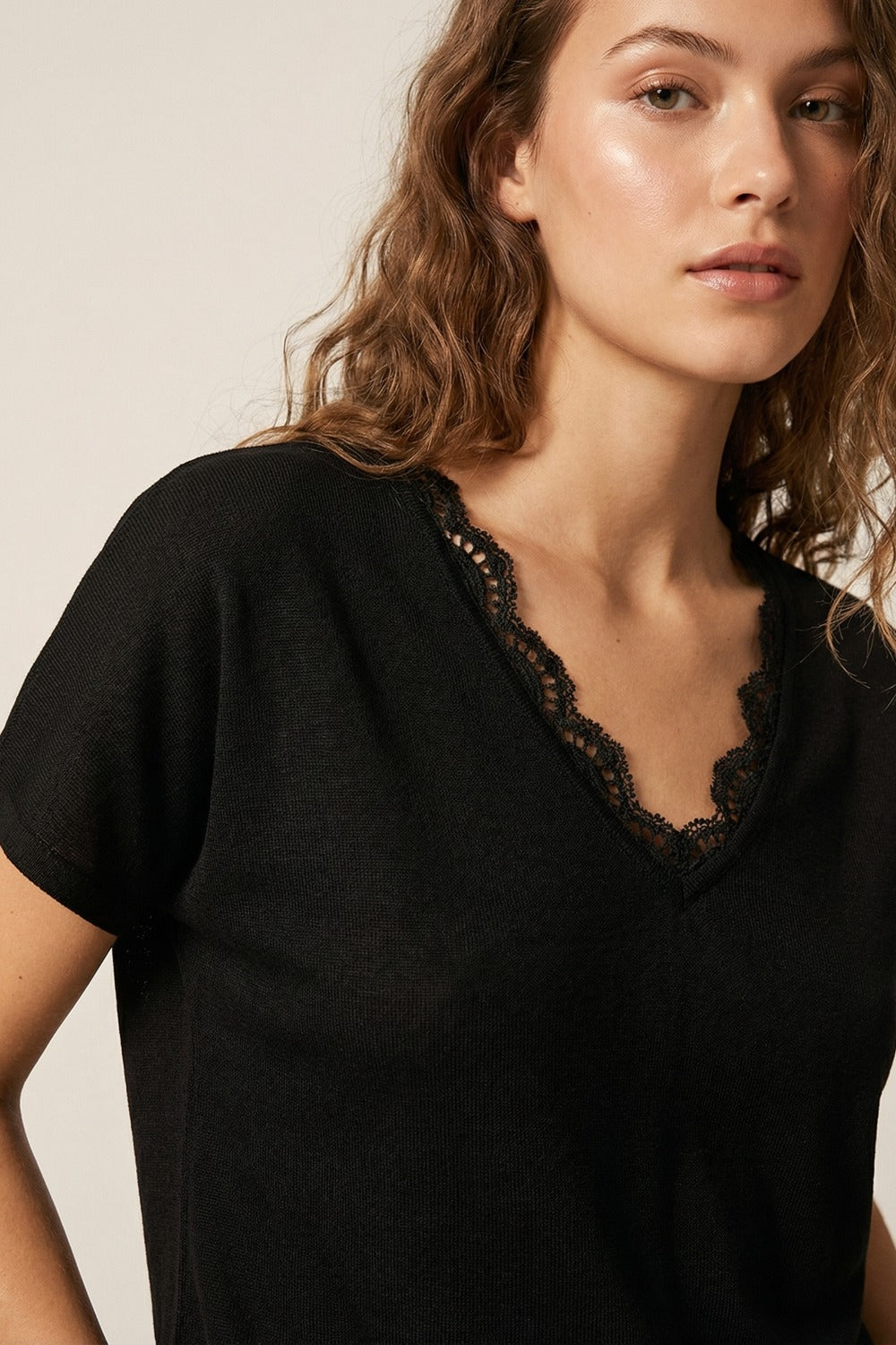 Maglione in maglia fine e morbida con scollo a V e finiture in pizzo in nero