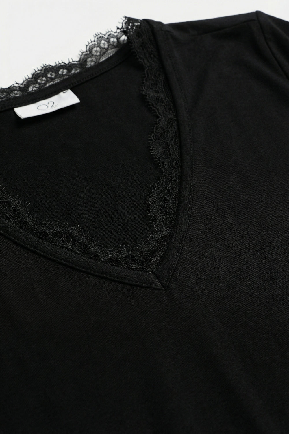 Maglione in maglia fine e morbida con scollo a V e finiture in pizzo in nero