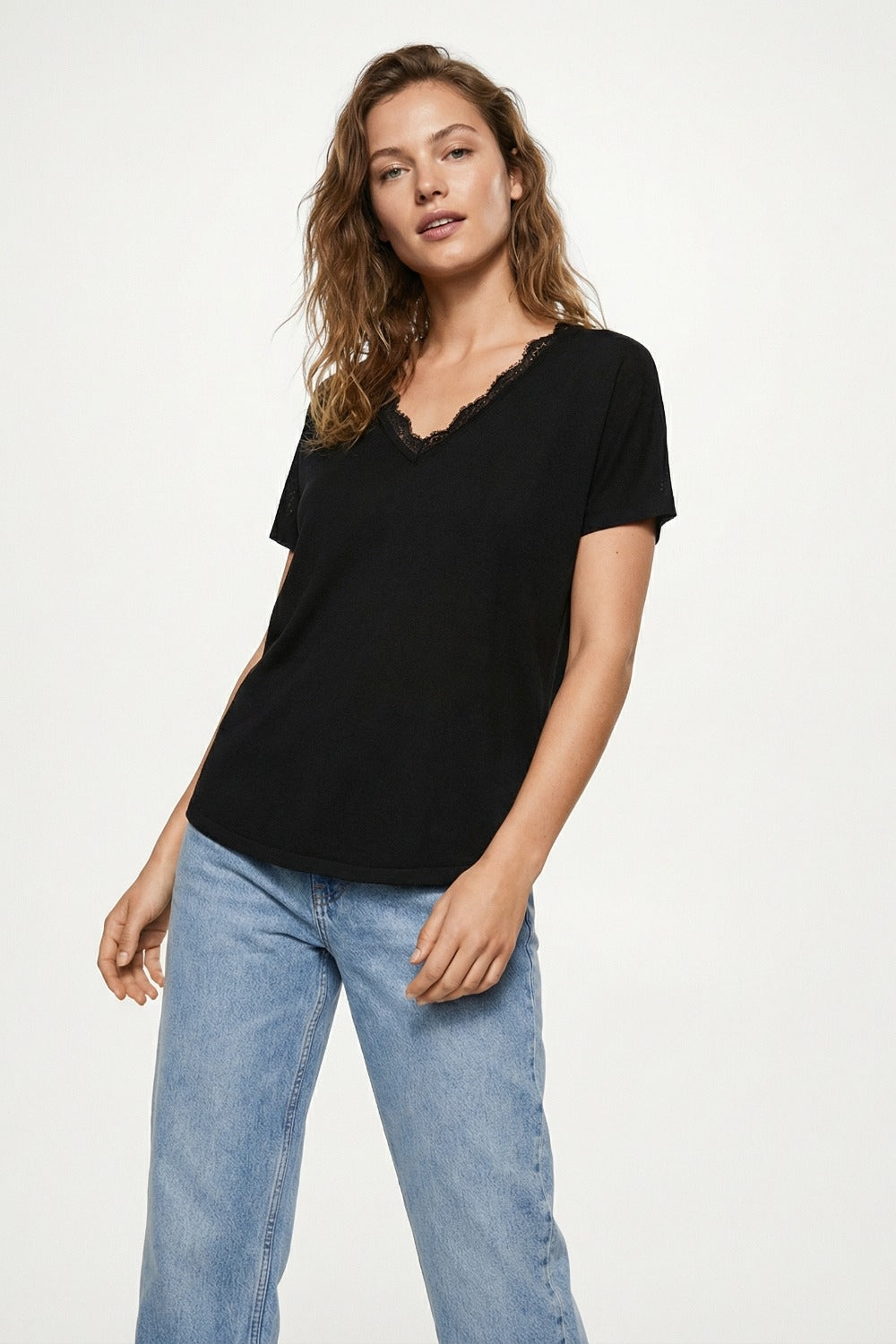 Maglione in maglia fine e morbida con scollo a V e finiture in pizzo in nero