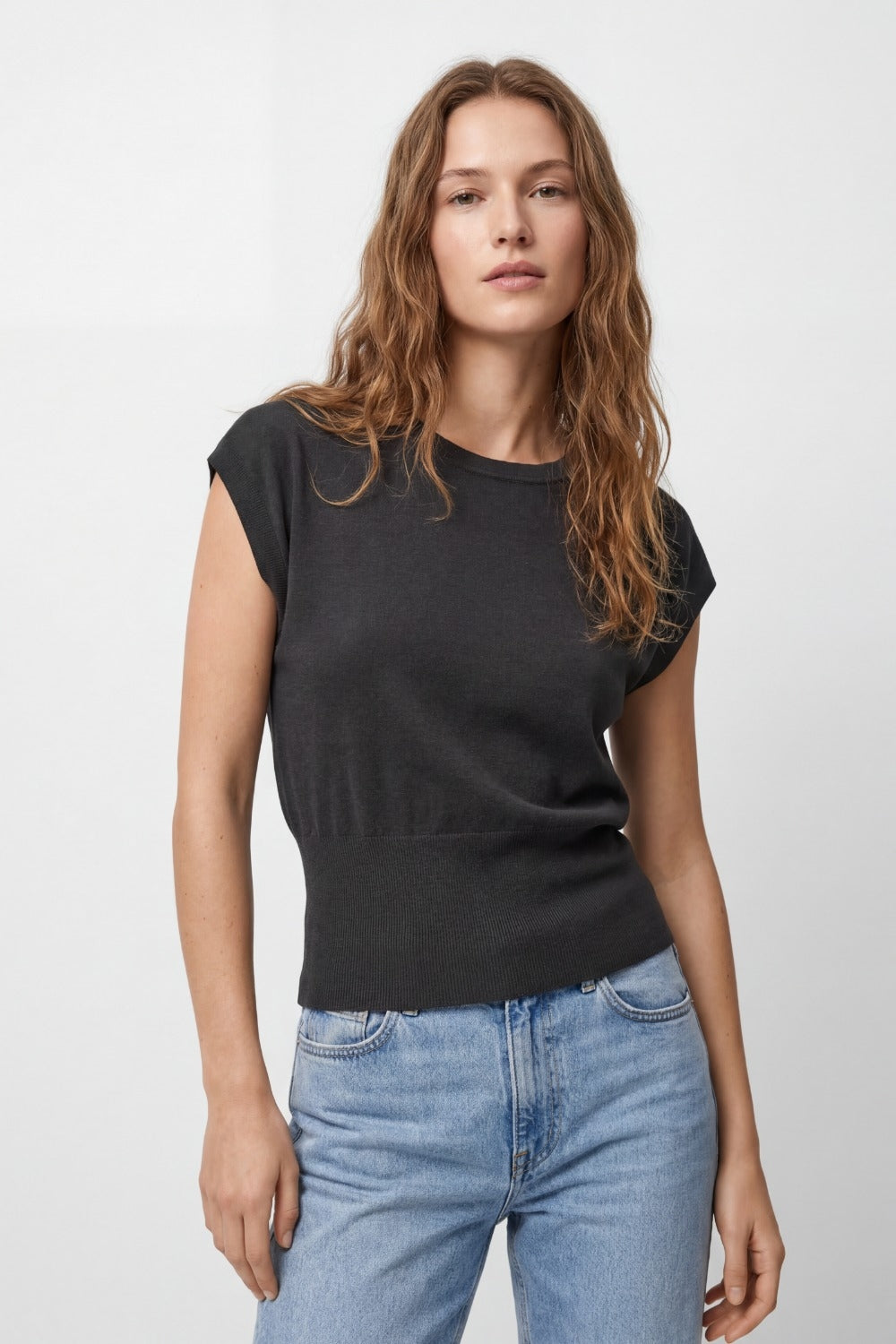 Maglione in maglia leggera con ampia cintura a coste in nero