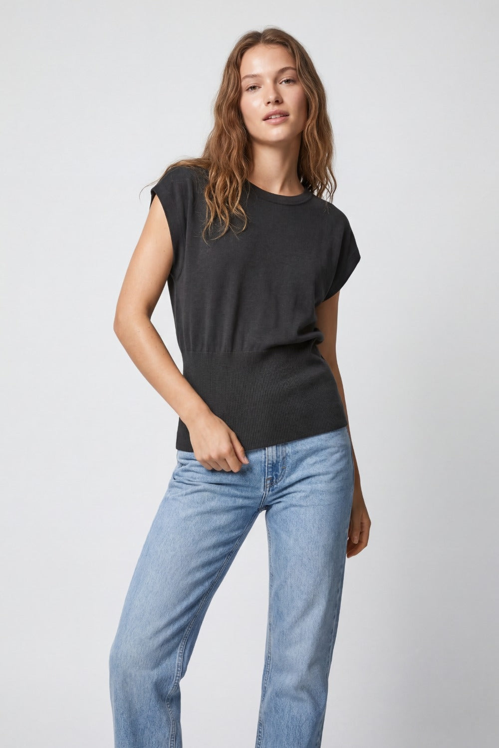 Maglione in maglia leggera con ampia cintura a coste in nero