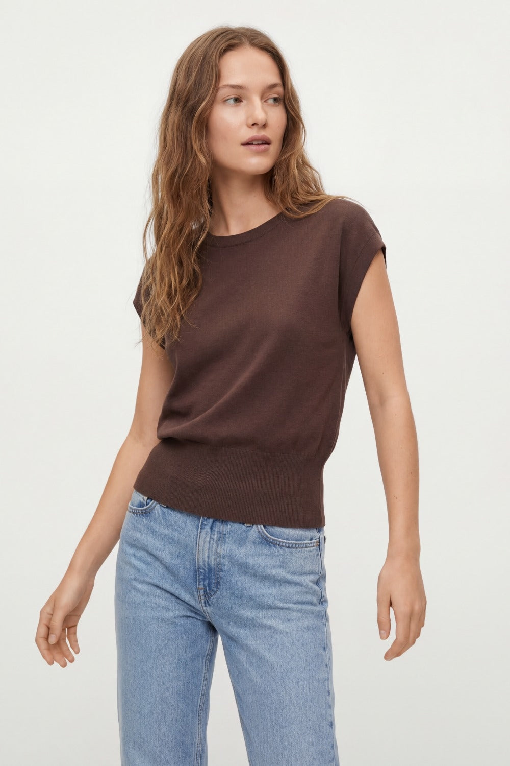 Maglione in maglia leggera con ampia fascia a coste in marrone