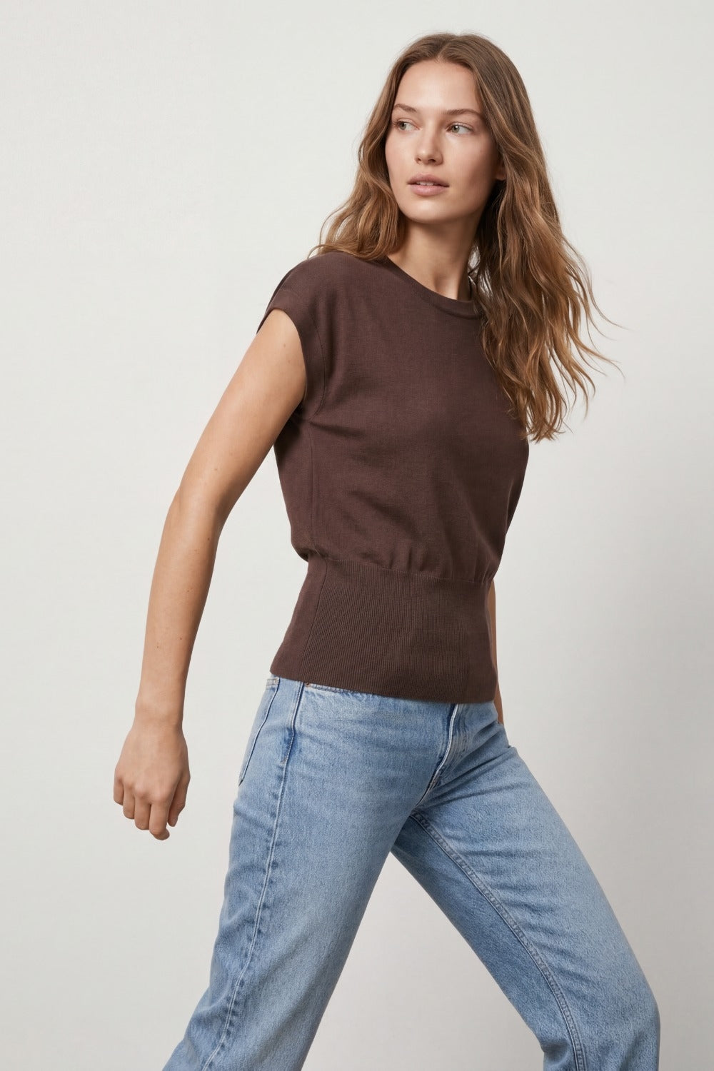 Maglione in maglia leggera con ampia fascia a coste in marrone
