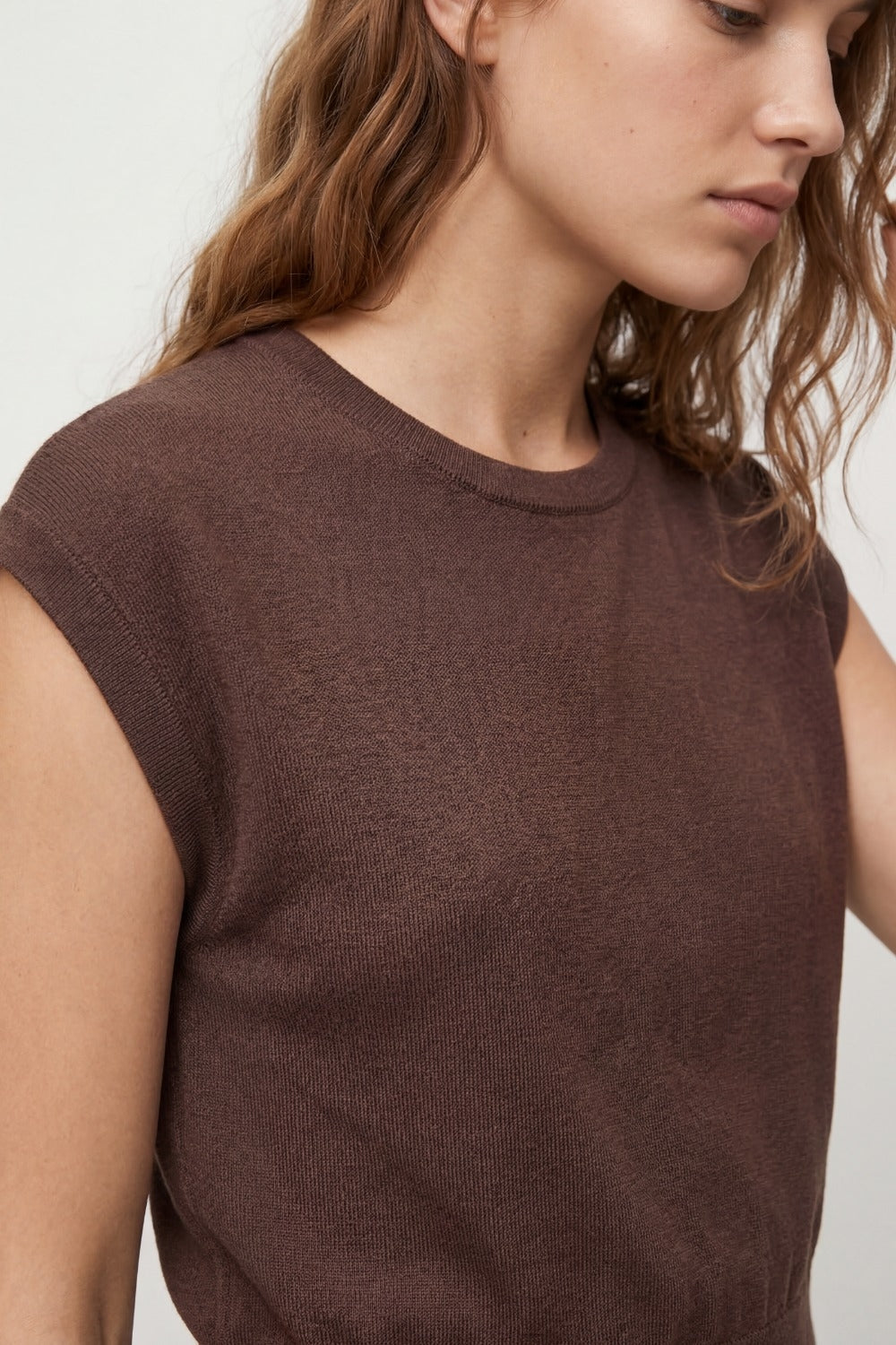 Maglione in maglia leggera con ampia fascia a coste in marrone