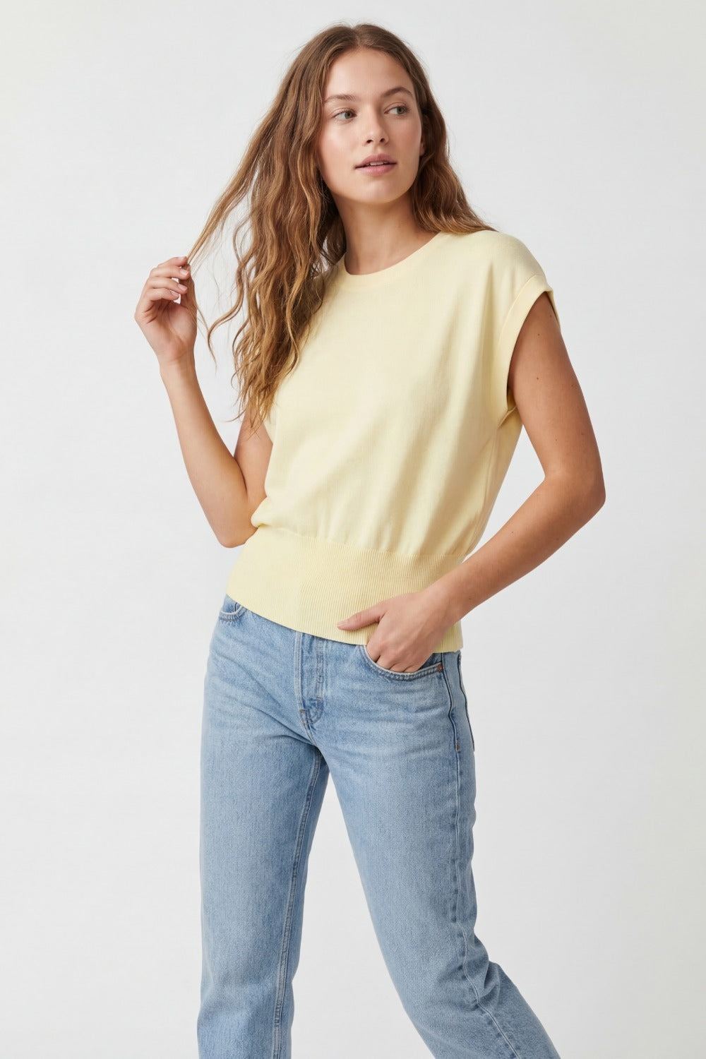 Maglione in maglia leggera con ampia fascia a coste in vita in giallo