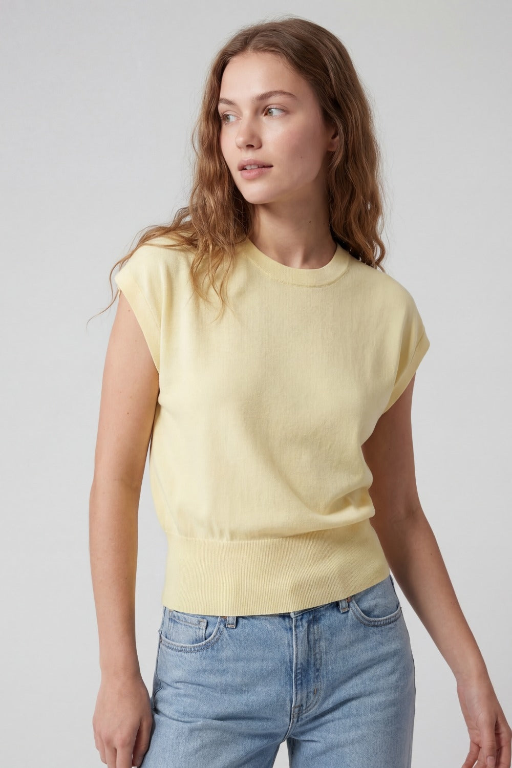 Maglione in maglia leggera con ampia fascia a coste in vita in giallo