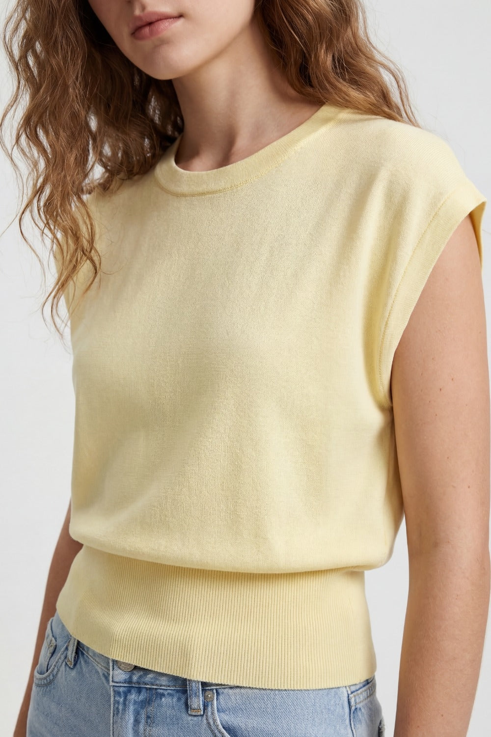 Maglione in maglia leggera con ampia fascia a coste in vita in giallo
