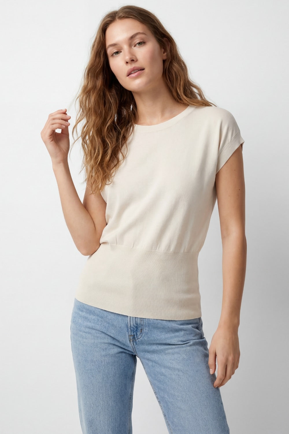 Maglione in maglia leggera con ampia fascia in vita a coste in beige