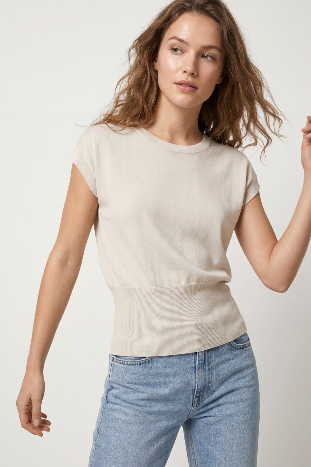 Maglione in maglia leggera con ampia fascia in vita a coste in beige
