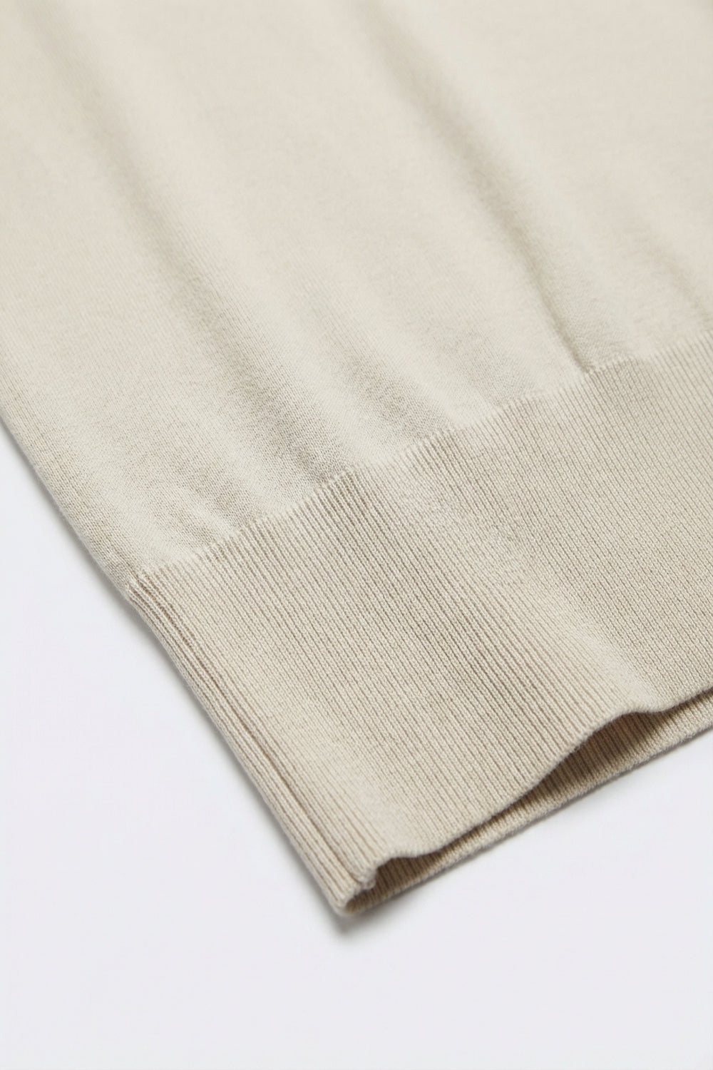 Maglione in maglia leggera con ampia fascia in vita a coste in beige