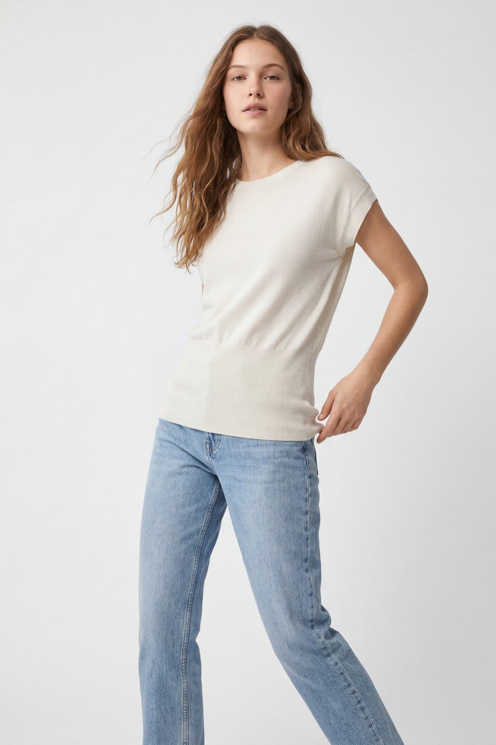 Maglione in maglia leggera con ampia fascia in vita a coste in beige