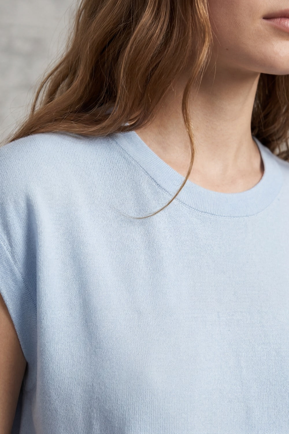 Maglione in maglia leggera con fascia in vita a coste larghe in azzurro