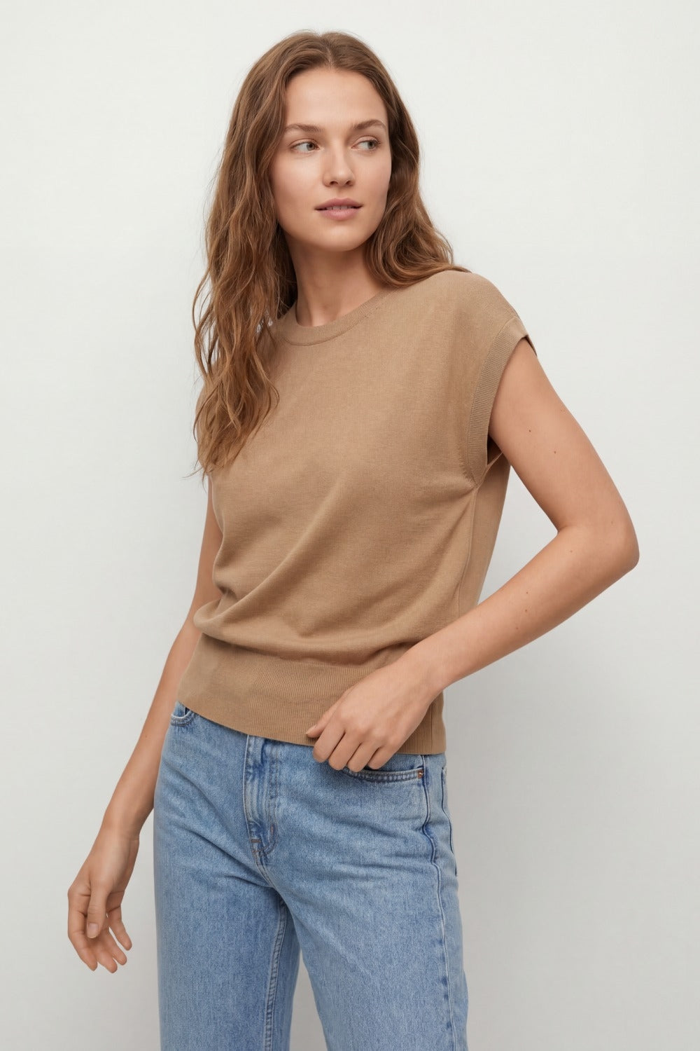 Maglione in maglia leggera con fascia in vita a coste larghe in cammello