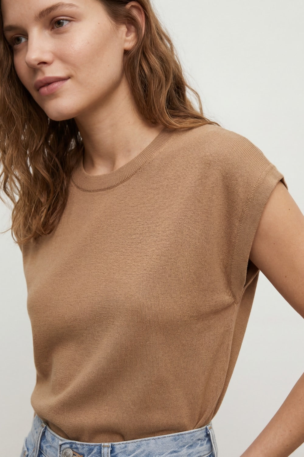 Maglione in maglia leggera con fascia in vita a coste larghe in cammello