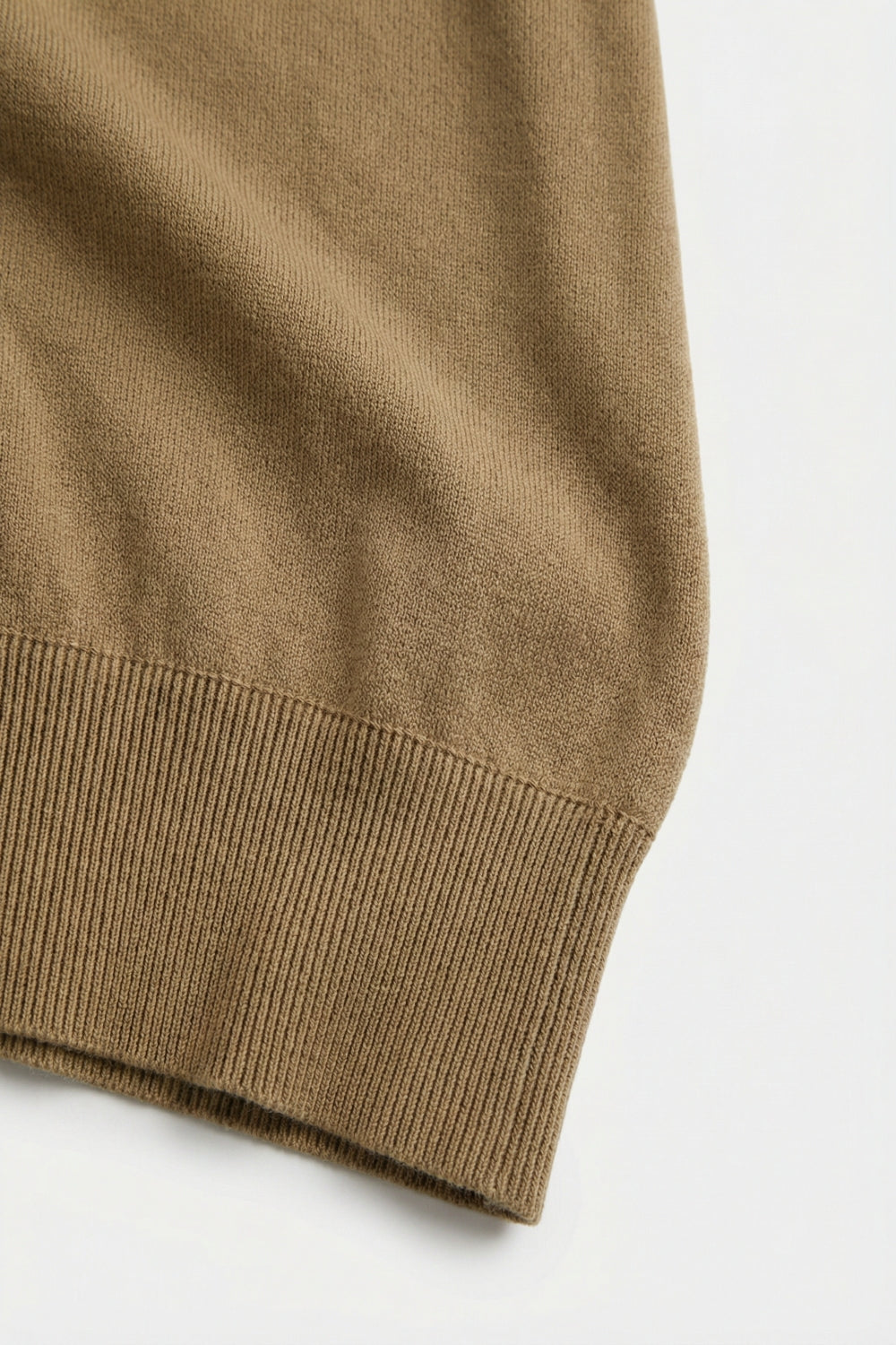 Maglione in maglia leggera con fascia in vita a coste larghe in cammello