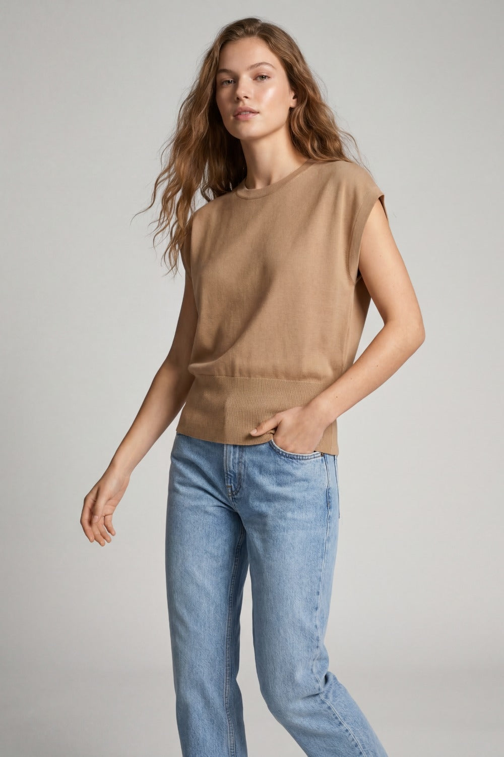 Maglione in maglia leggera con fascia in vita a coste larghe in cammello