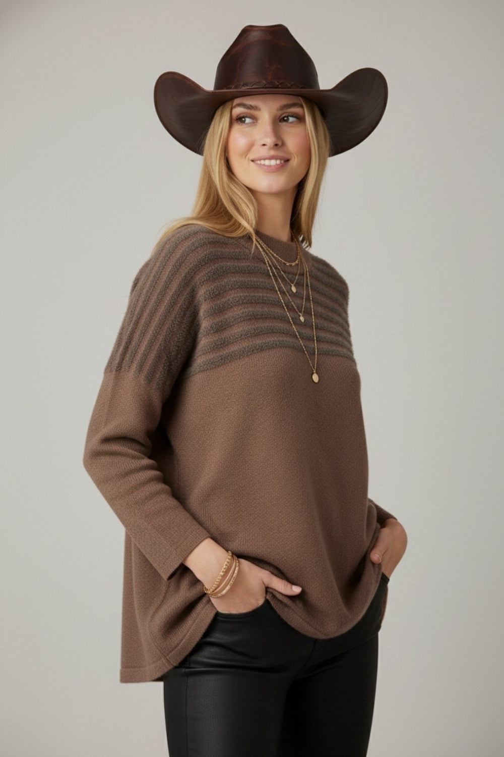 Maglione in maglia marrone con dettaglio a righe vaporose