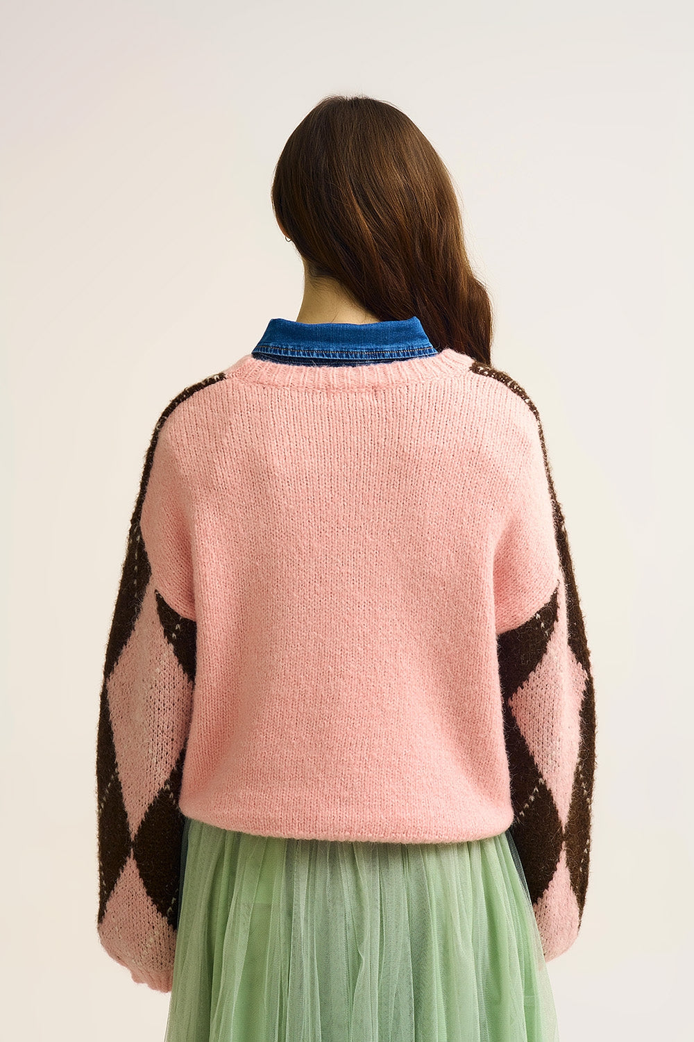 Maglione in maglia rombi rosa e marrone con maniche voluminose