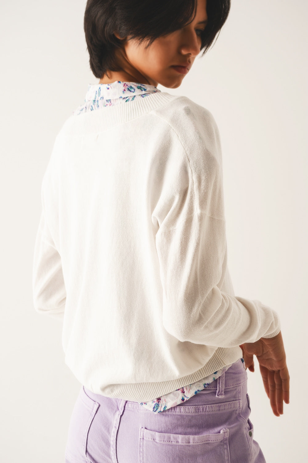 Maglione in maglia sottile panna con scollo a V