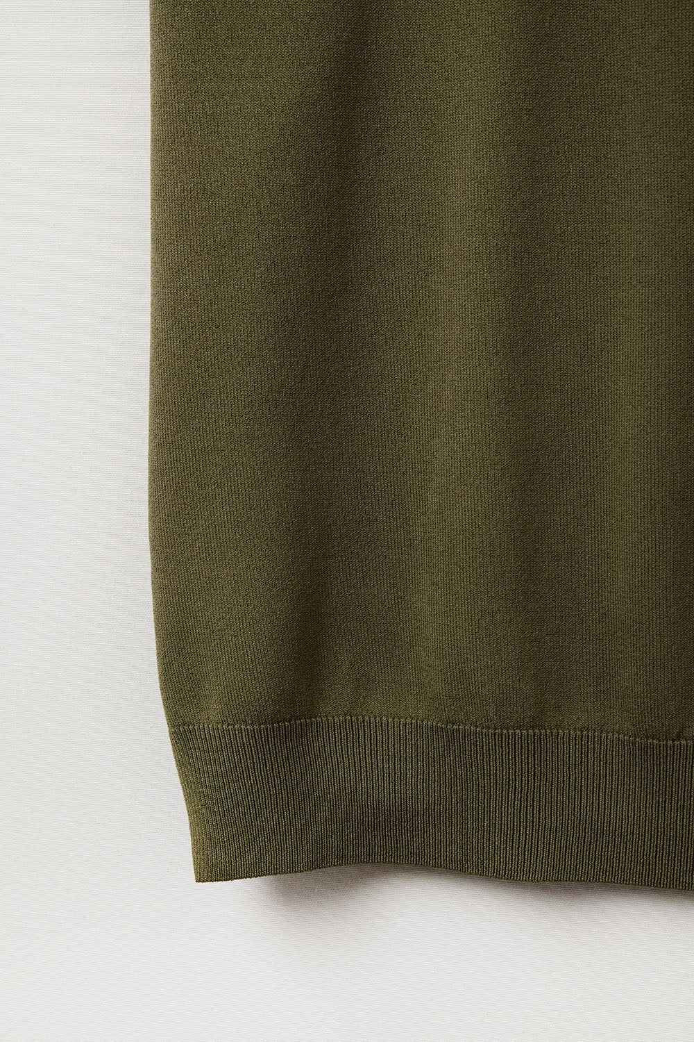 Maglione kaki rilassato con scollo a barchetta e maniche scese