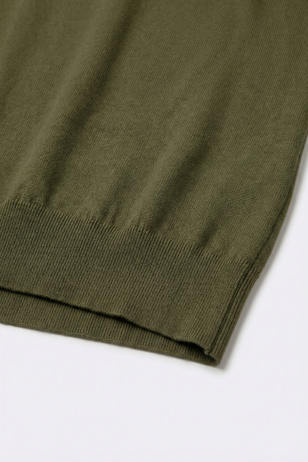 Maglione kaki rilassato con scollo a barchetta e maniche scese