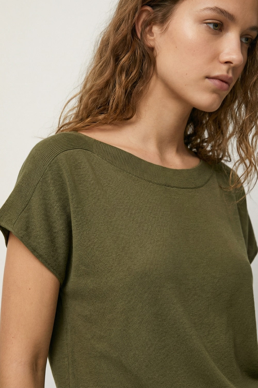 Maglione kaki rilassato con scollo a barchetta e maniche scese