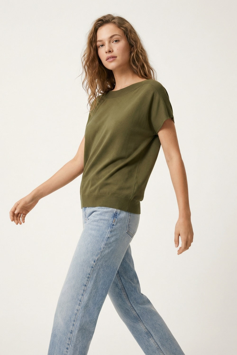 Maglione kaki rilassato con scollo a barchetta e maniche scese