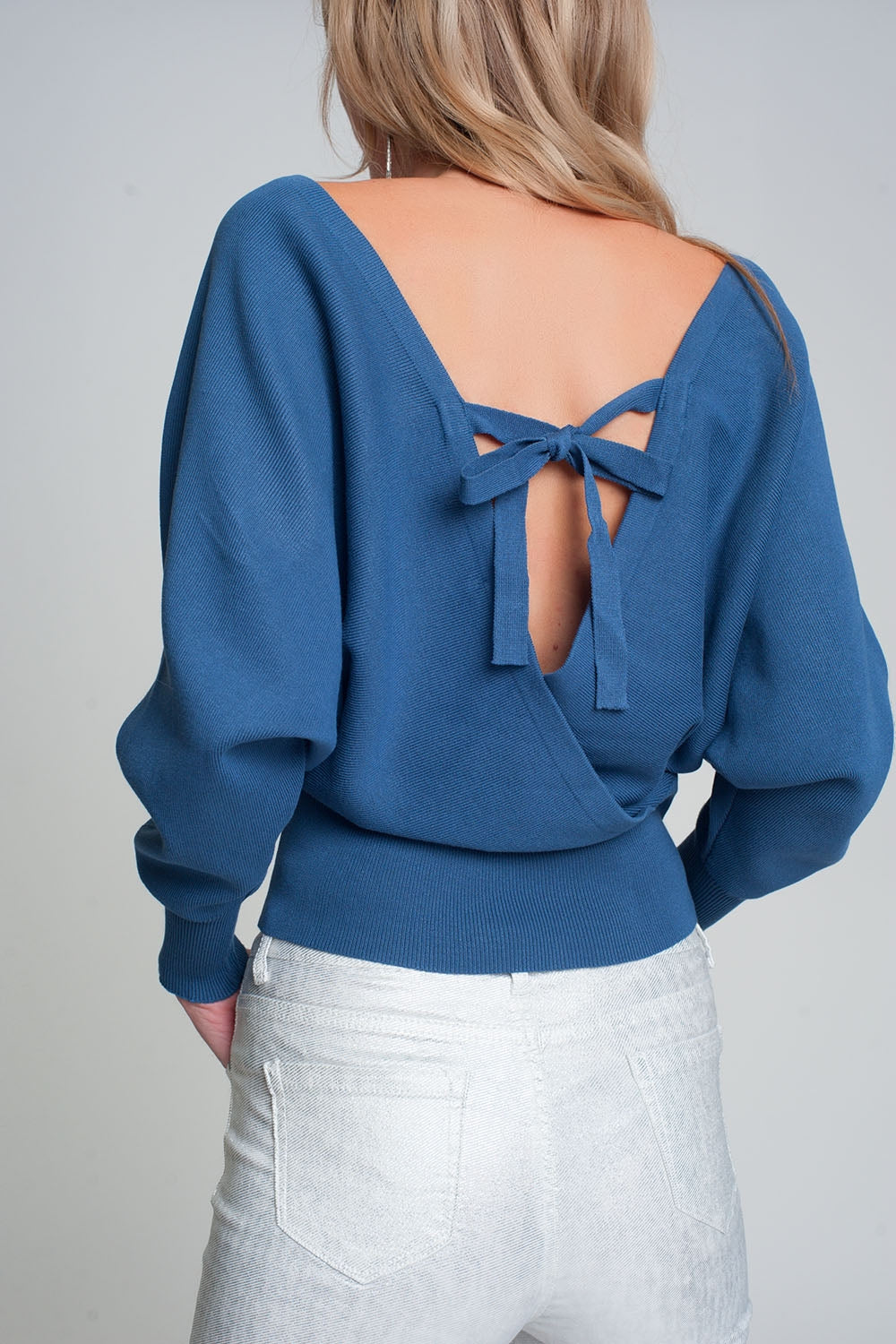Maglione lavorato a maglia con scollo a V avvolto in blu