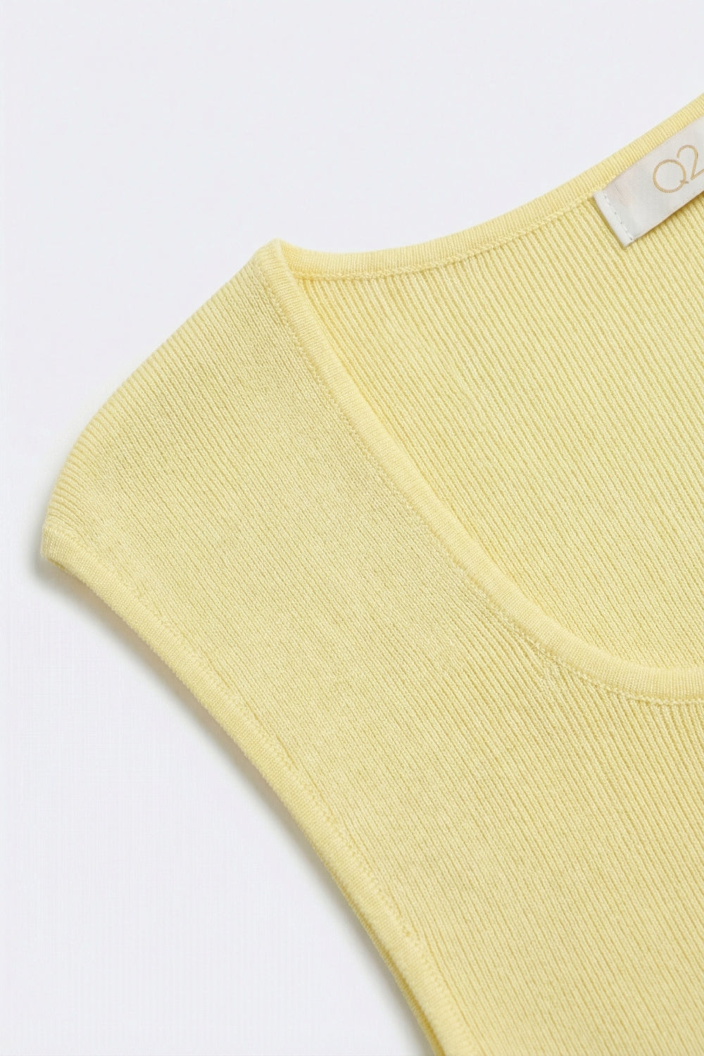 maglione leggero a coste a scollo tondo in giallo
