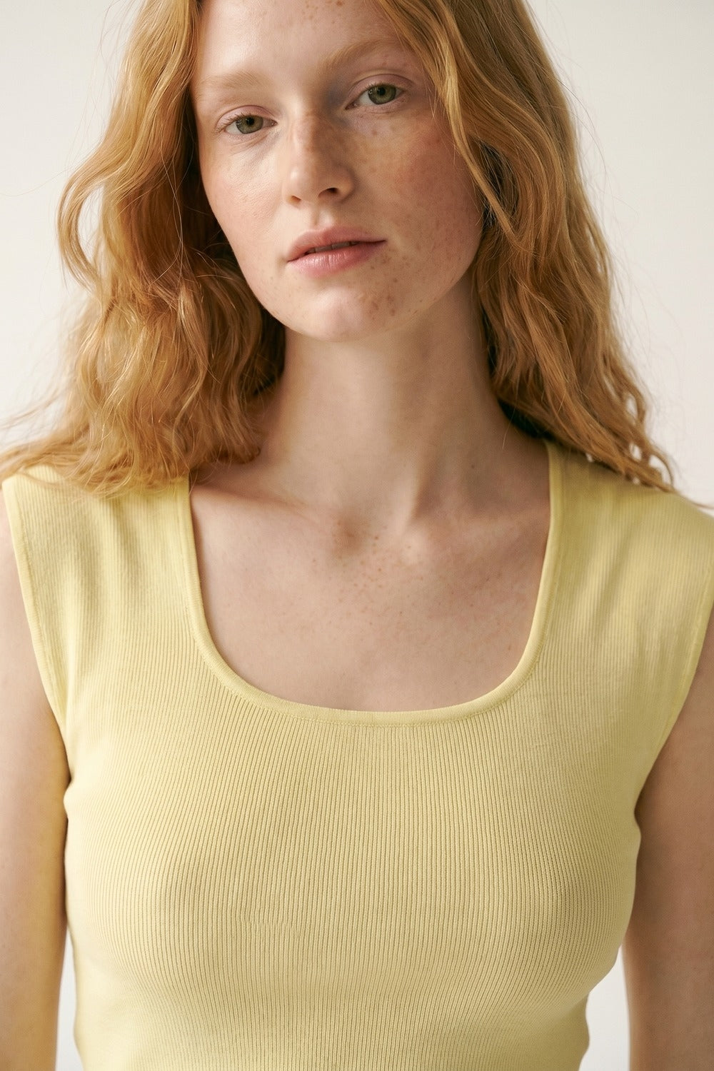 maglione leggero a coste a scollo tondo in giallo