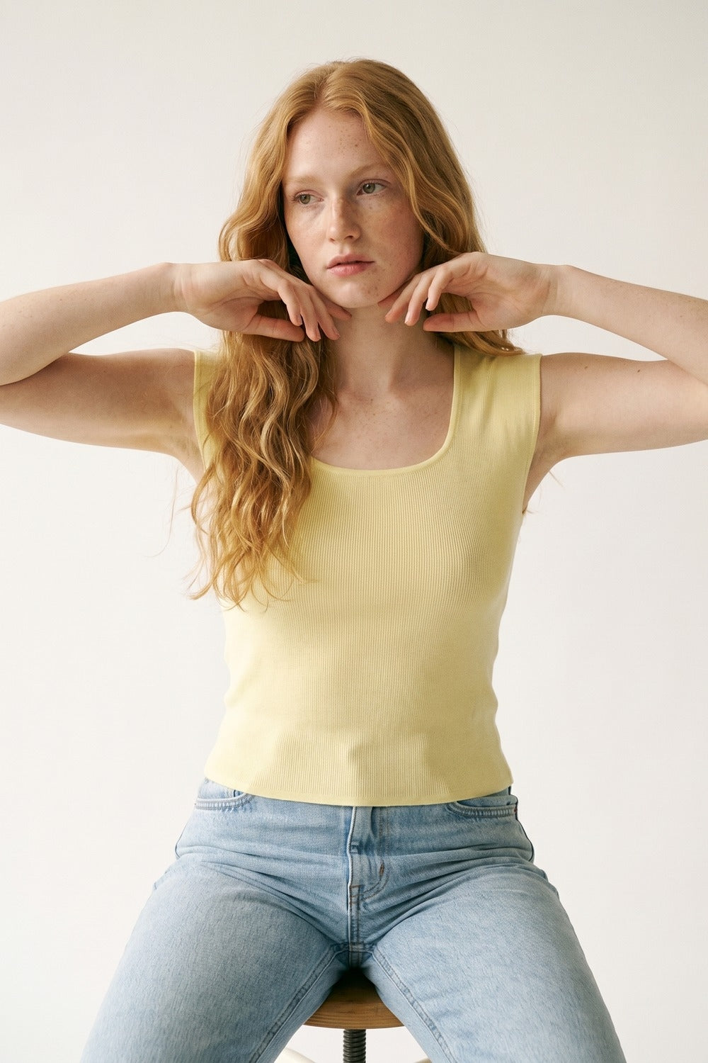 maglione leggero a coste a scollo tondo in giallo